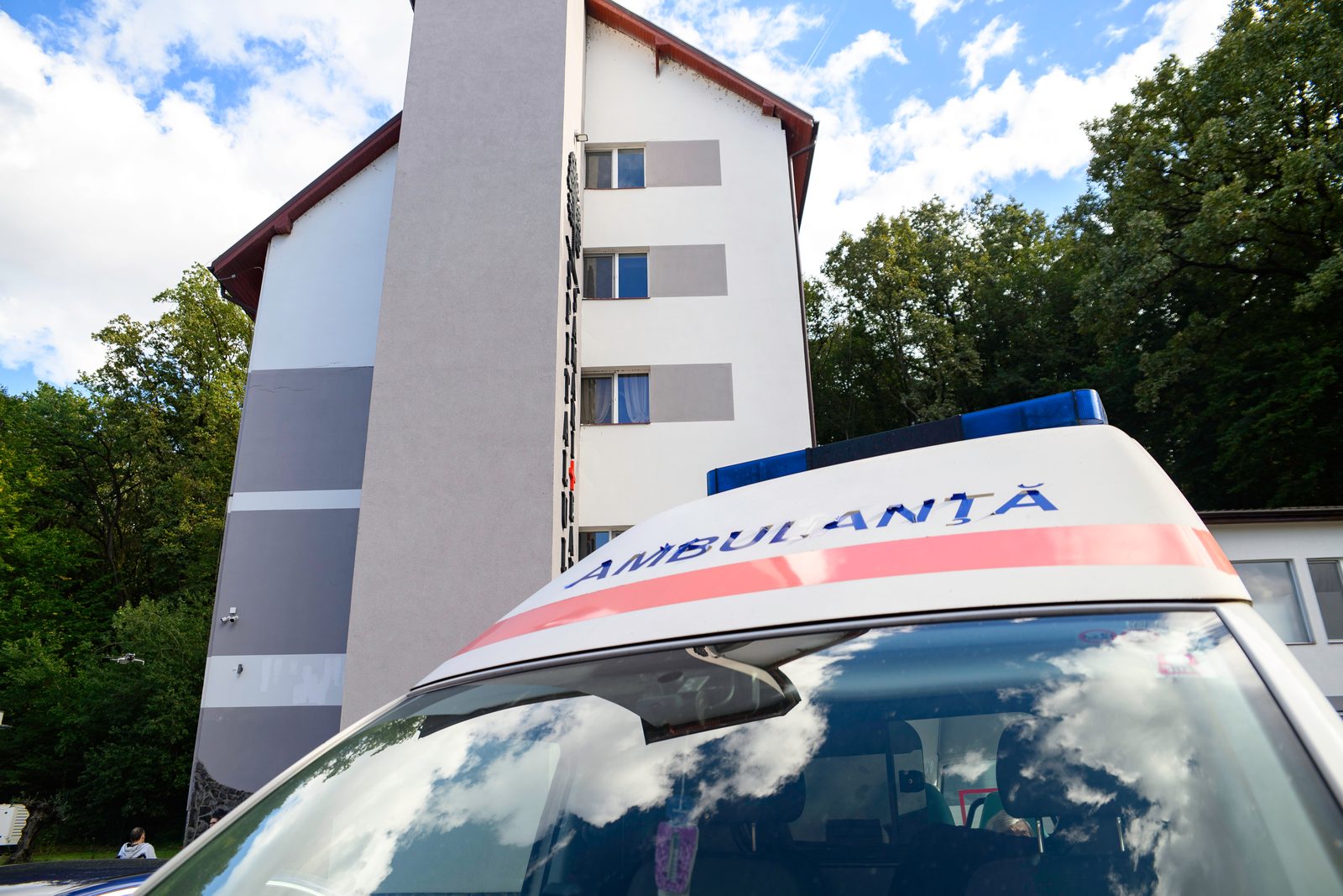 Detaliu cu inscripția „Ambulanță” de pe mașină