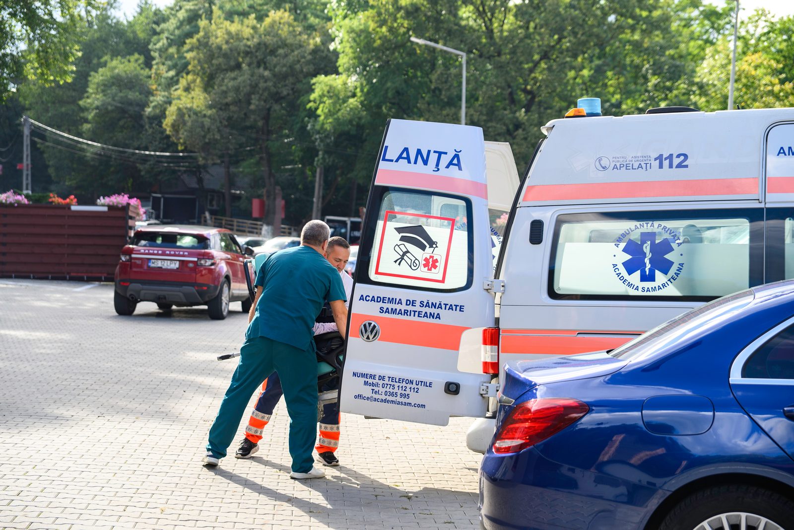 Echipajul lângă ambulanțe, pregătind transportul