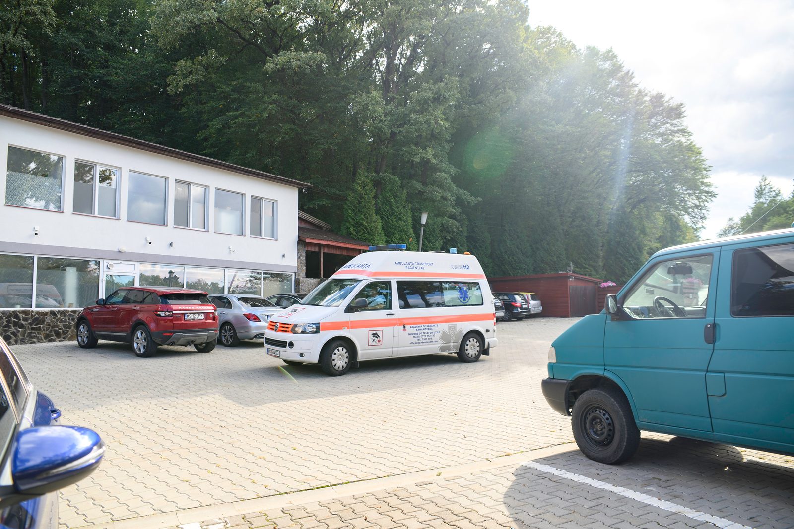 Ambulanța în parcarea spitalului