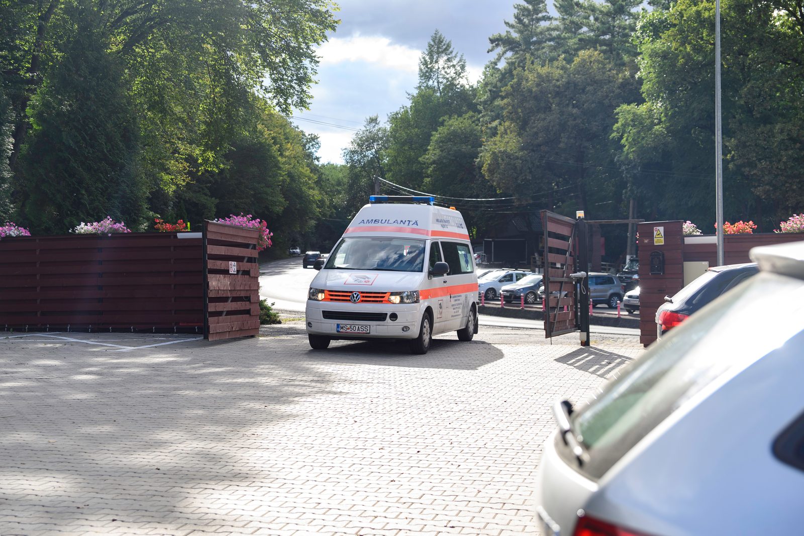 Ambulanța intrând pe poarta spitalului