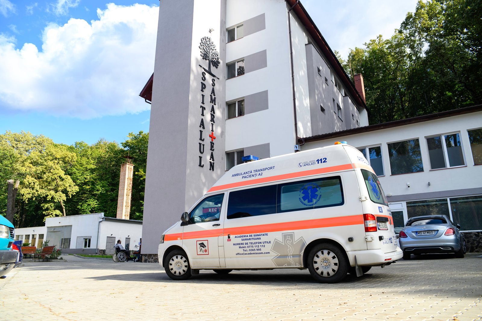 Ambulanța Samaritean, în fața clădirii spitalului