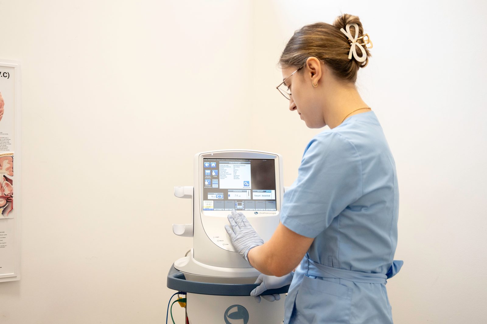 Asistentă medicală pregătind un aparat pentru procedură