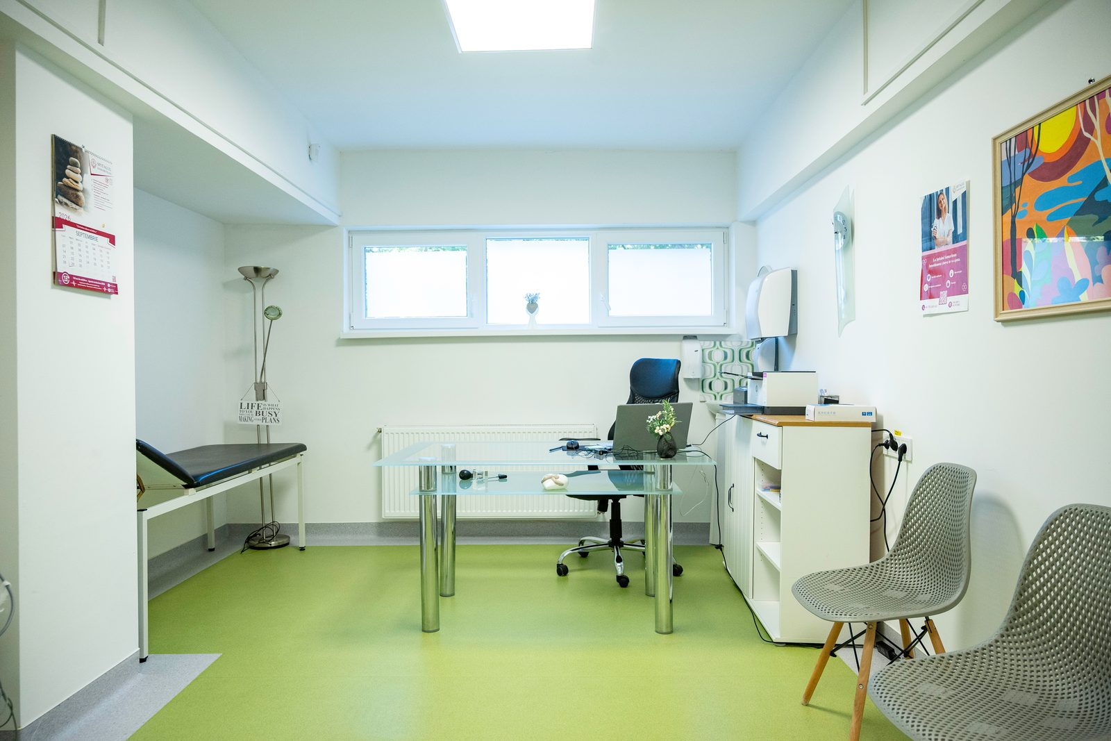 Cabinet medical cu canapea de consultație și aparate