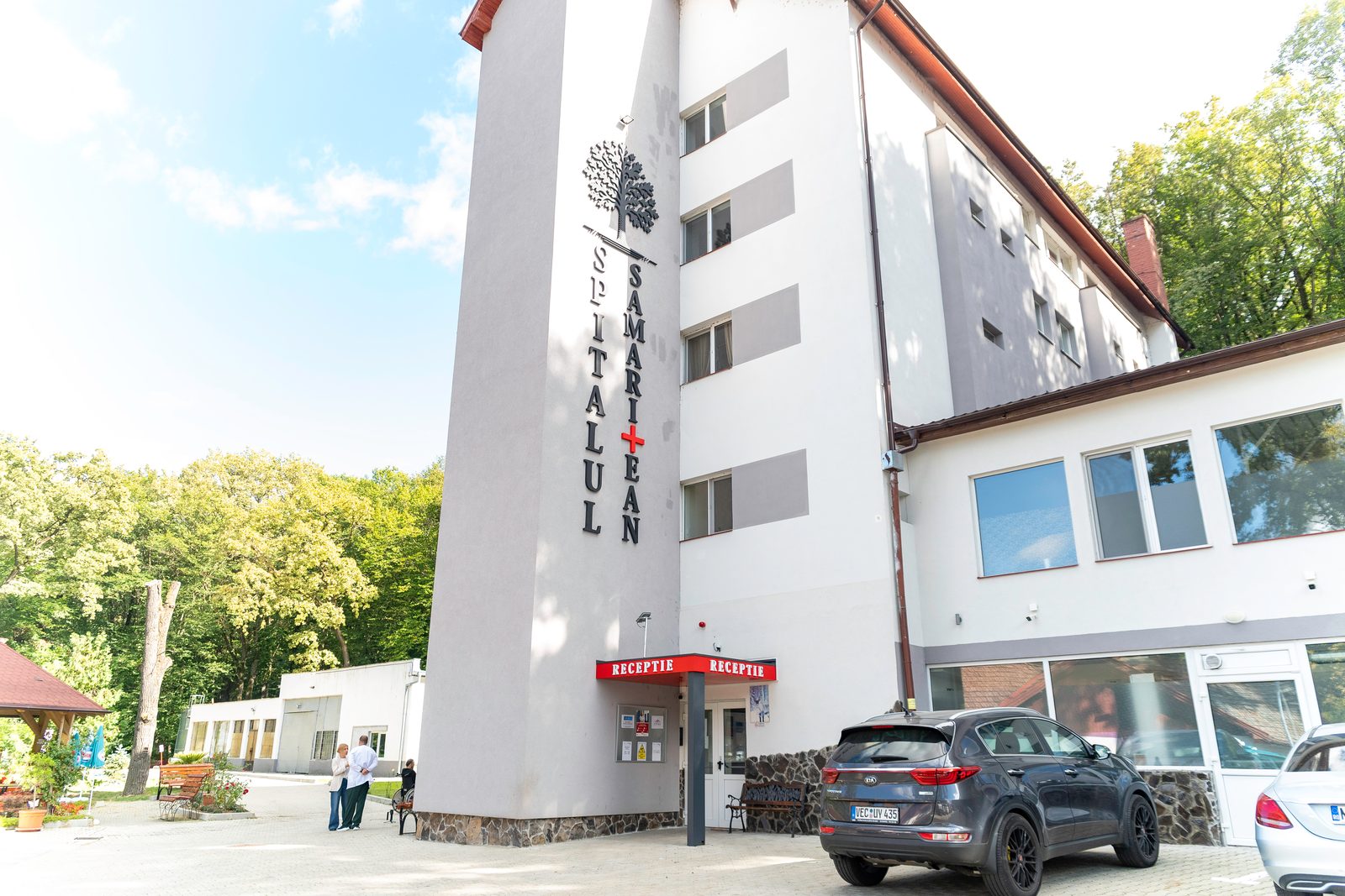 Clădirea Spitalului Samaritean, la marginea pădurii, văzută din parcare