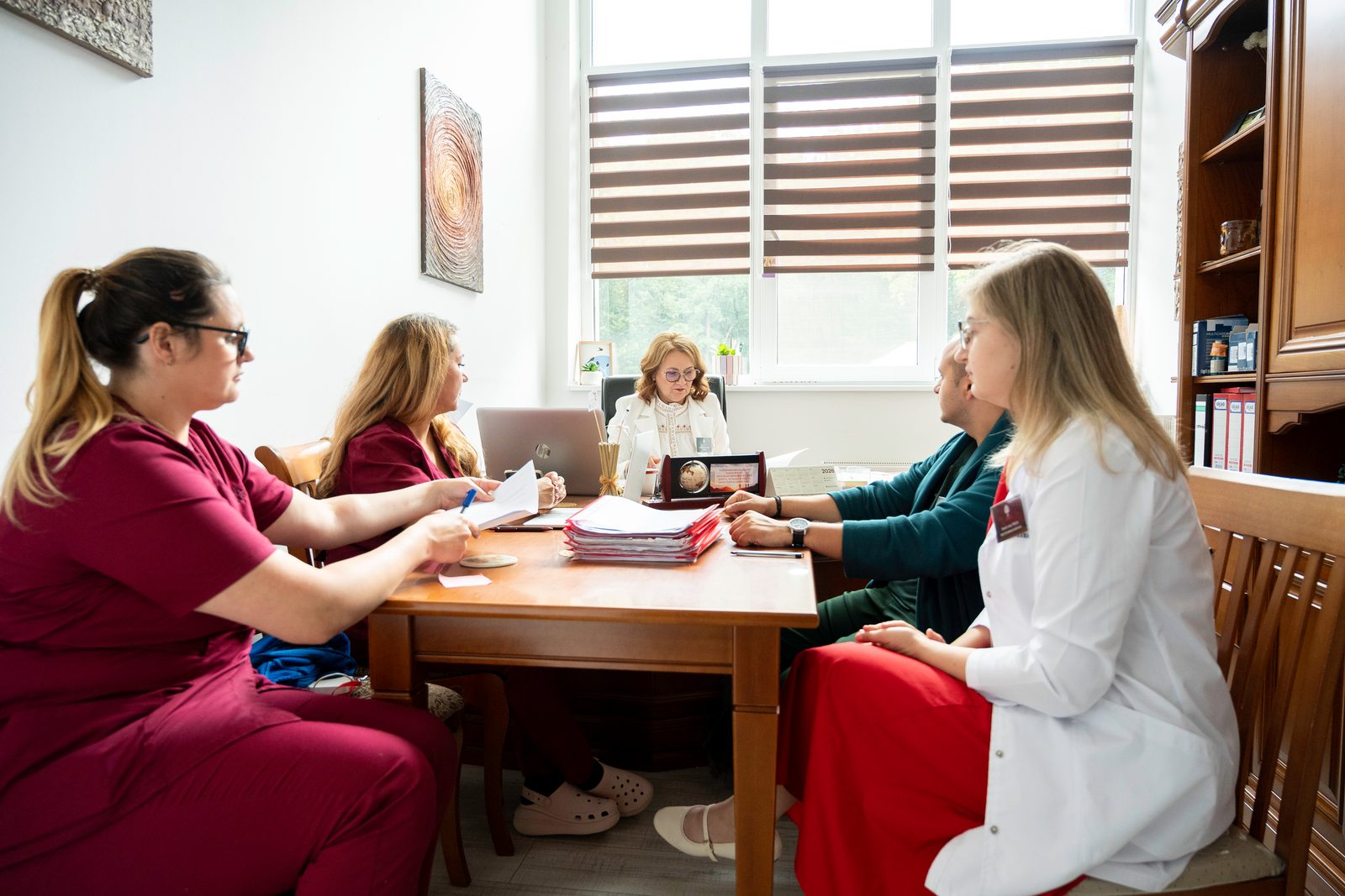 Medici în timpul unei consultații, la biroul cabinetului