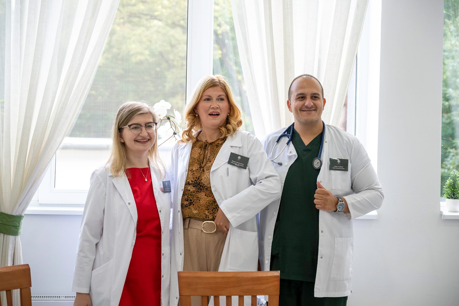 Trei medici ai spitalului, în halate albe