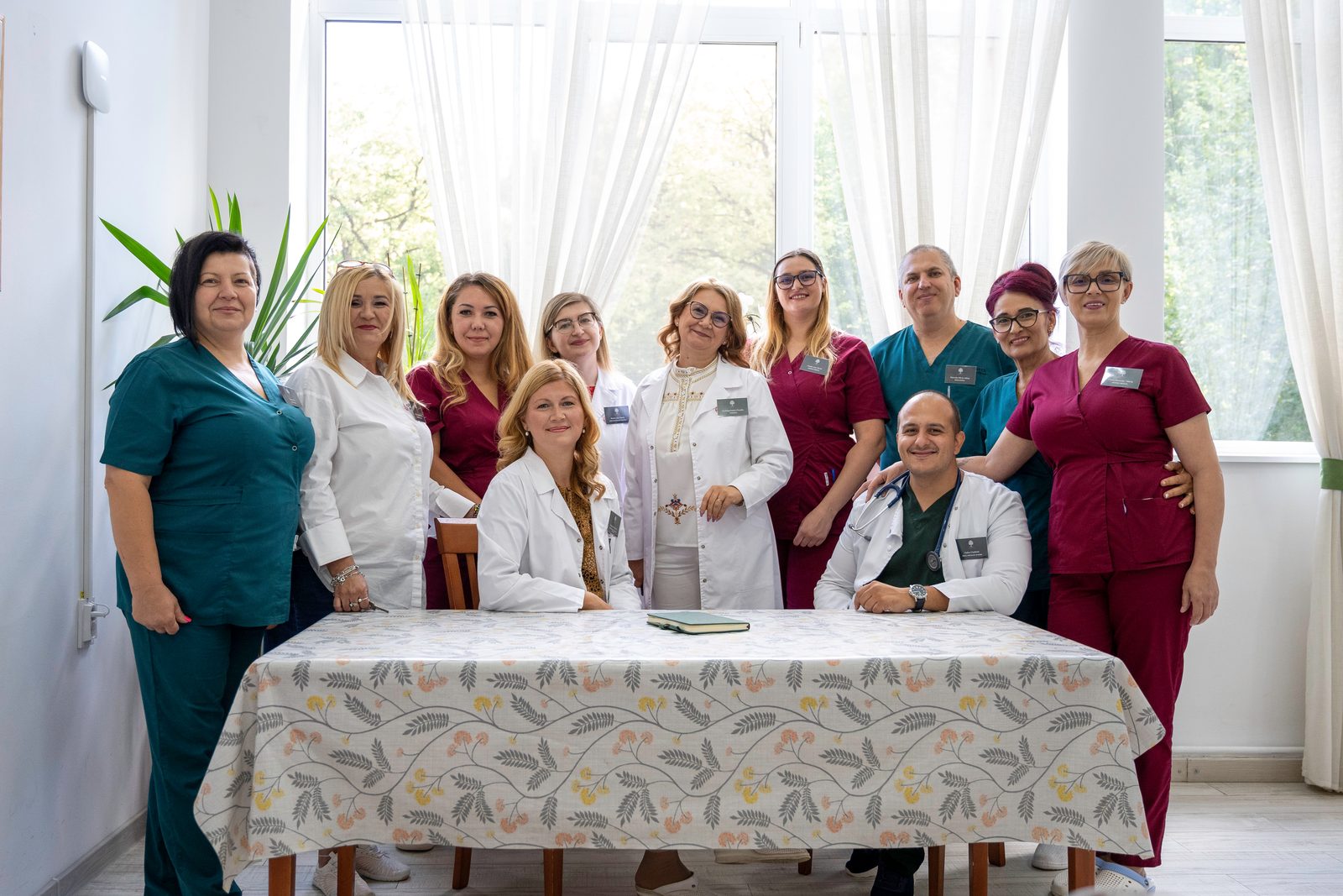 Echipa Spitalului Samaritean: medici, asistente, kinetoterapeuți și infirmiere