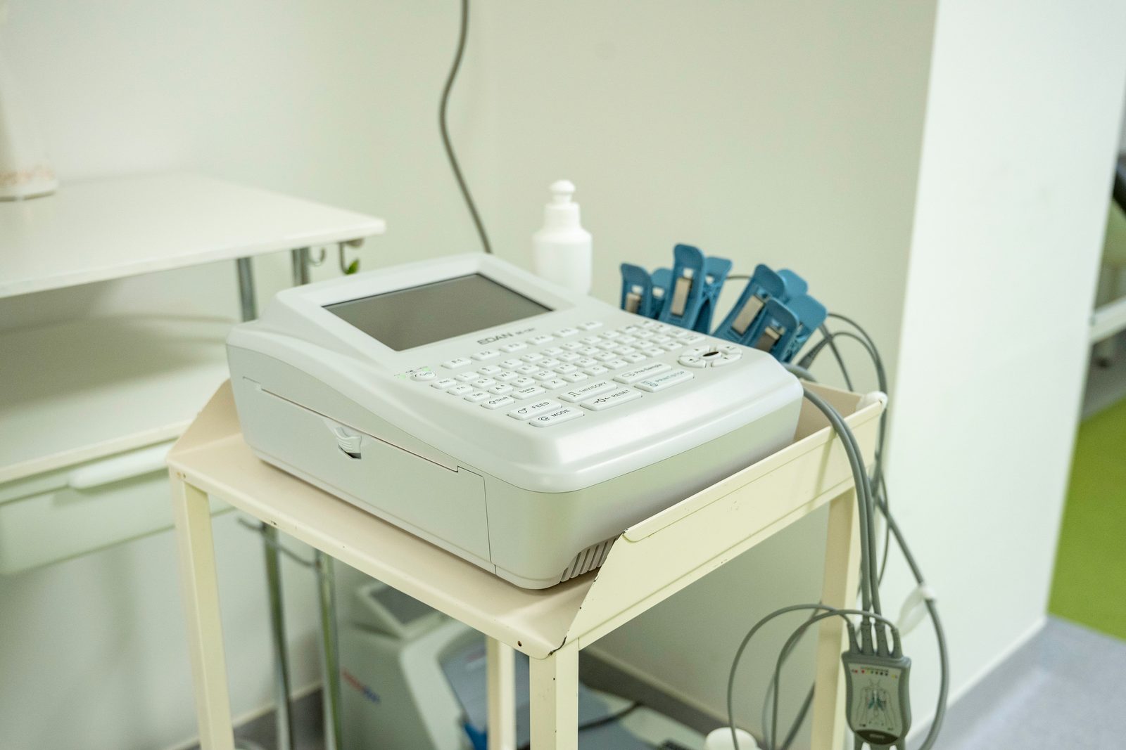 Electrocardiograf pe masa cabinetului medical