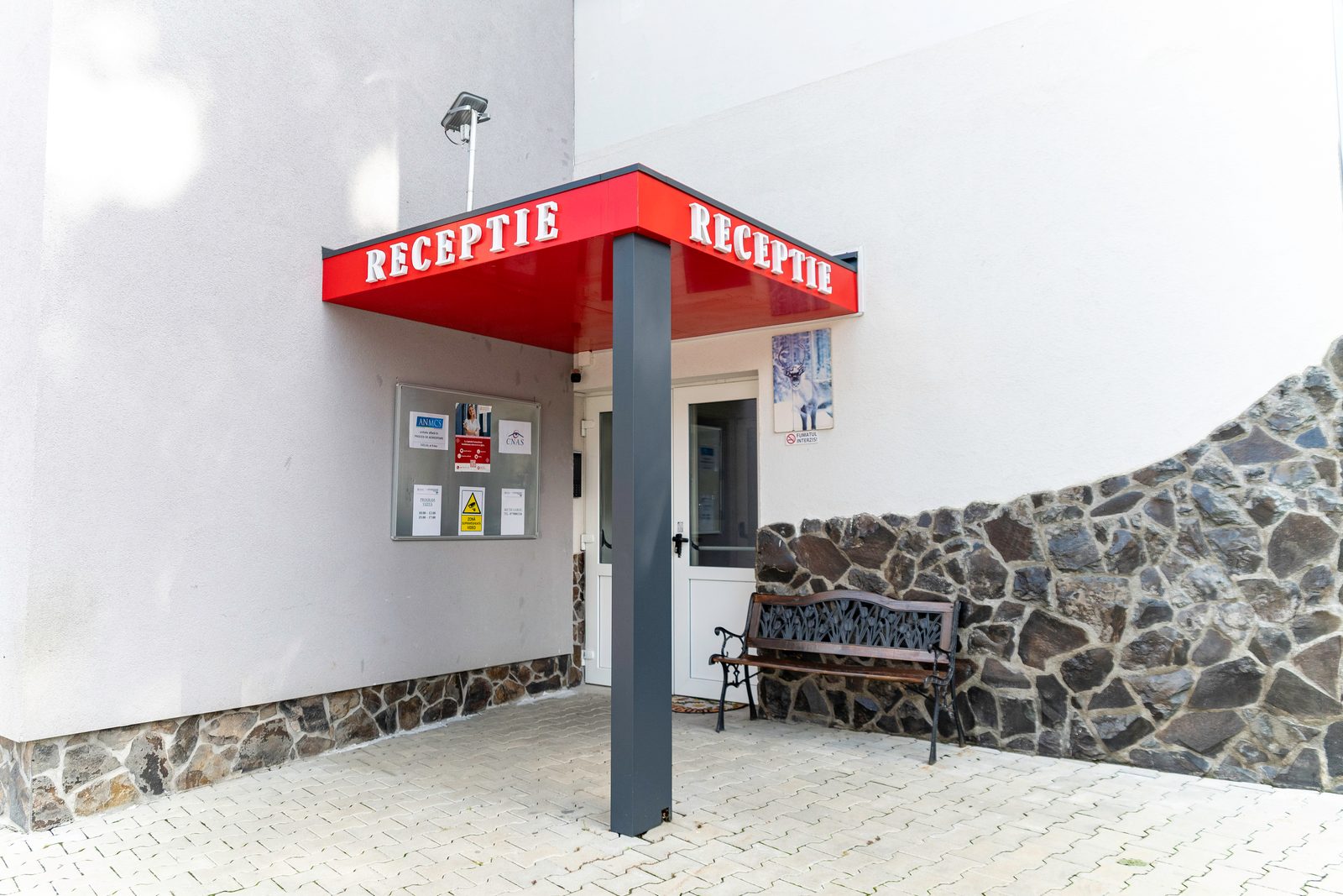 Intrarea în spital, cu indicatorul „Recepție”