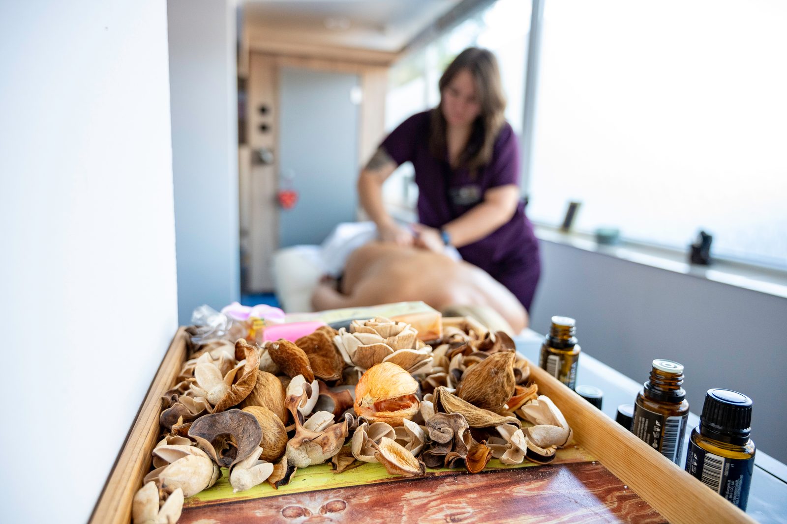 Masaj terapeutic cu pietre vulcanice calde, în salonul spa al spitalului