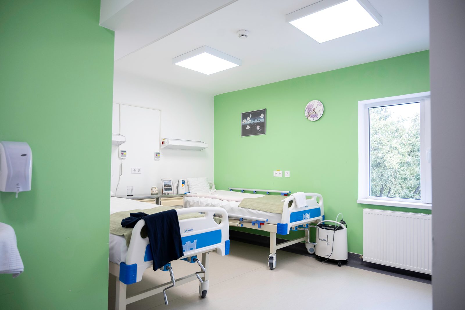 Salon luminos cu paturi medicale moderne