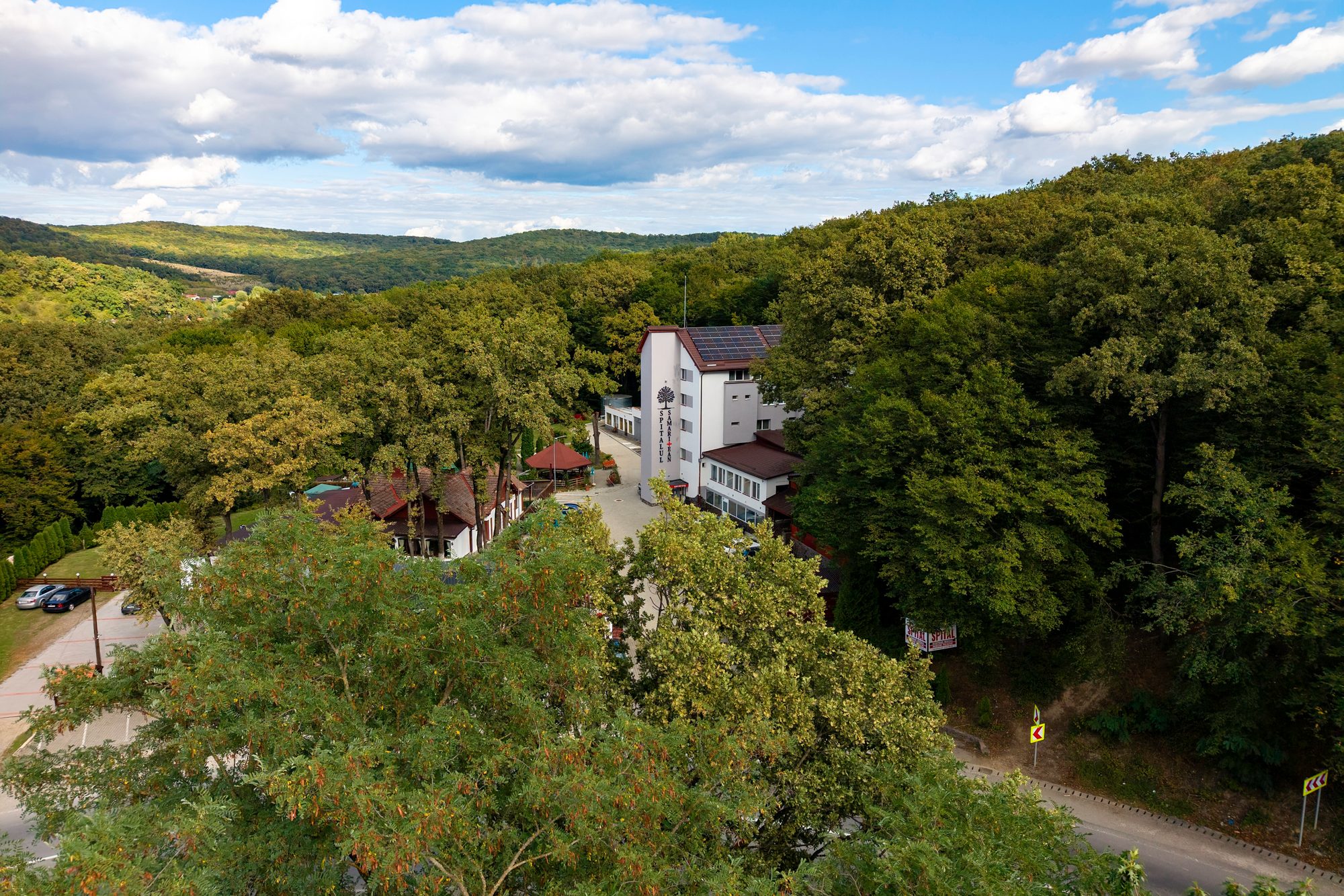 Spitalul Samaritean văzut de sus, înconjurat de pădure