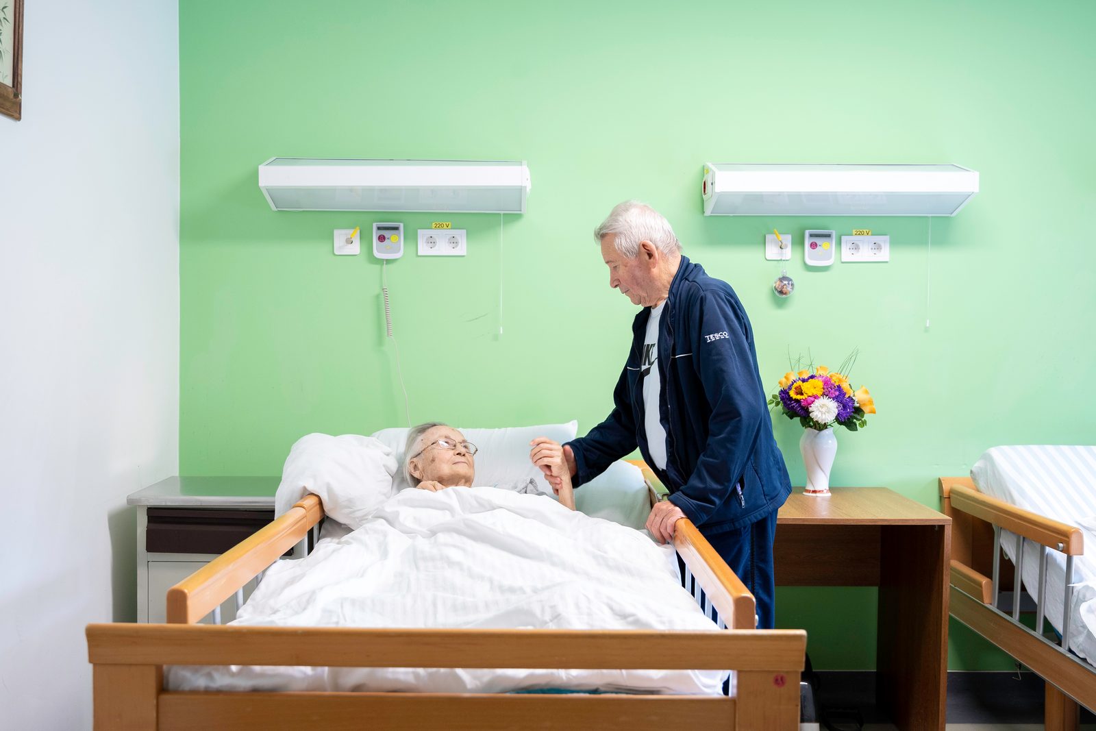 Aparținător în vizită la o pacientă internată